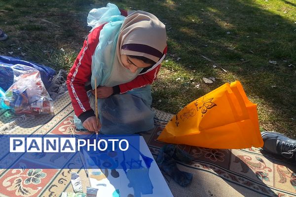 لذت نقاشی همگانی کنار دوستان در بوستان جنت شیراز 