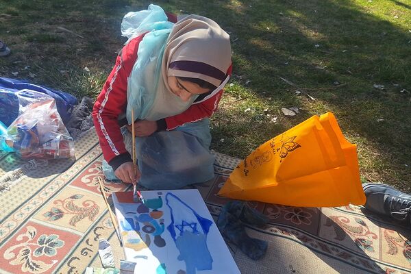 لذت نقاشی همگانی کنار دوستان در بوستان جنت شیراز 