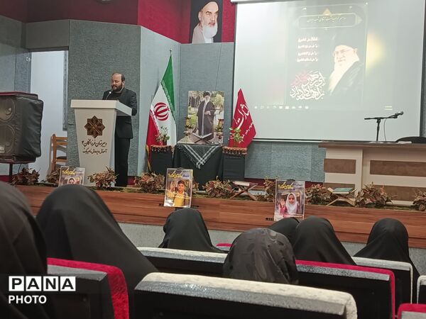 مراسم بزرگداشت رهبر شهید در دبیرستان فرزانگان ۴ در ناحیه یک مشهد  