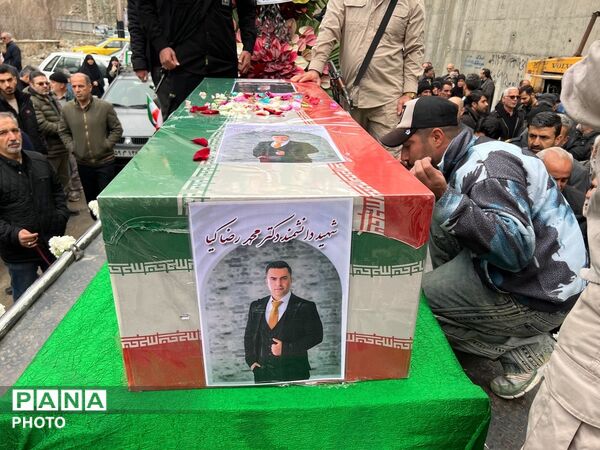 تشییع پیکر شهید دانشمند محمدرضا کیا بر دستان مردم کرج 
