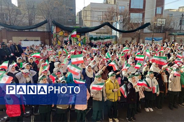 آیین نواخته شدن زنگ انقلاب اسلامی در مدرسه آیت‌الله خامنه‌ای قرچک