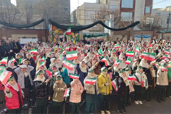 آیین نواخته شدن زنگ انقلاب اسلامی در مدرسه آیت‌الله خامنه‌ای قرچک
