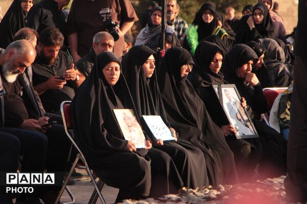 گرامیداشت شهدای دانش‌آموز میناب و حضور خانواده معظم شهدا