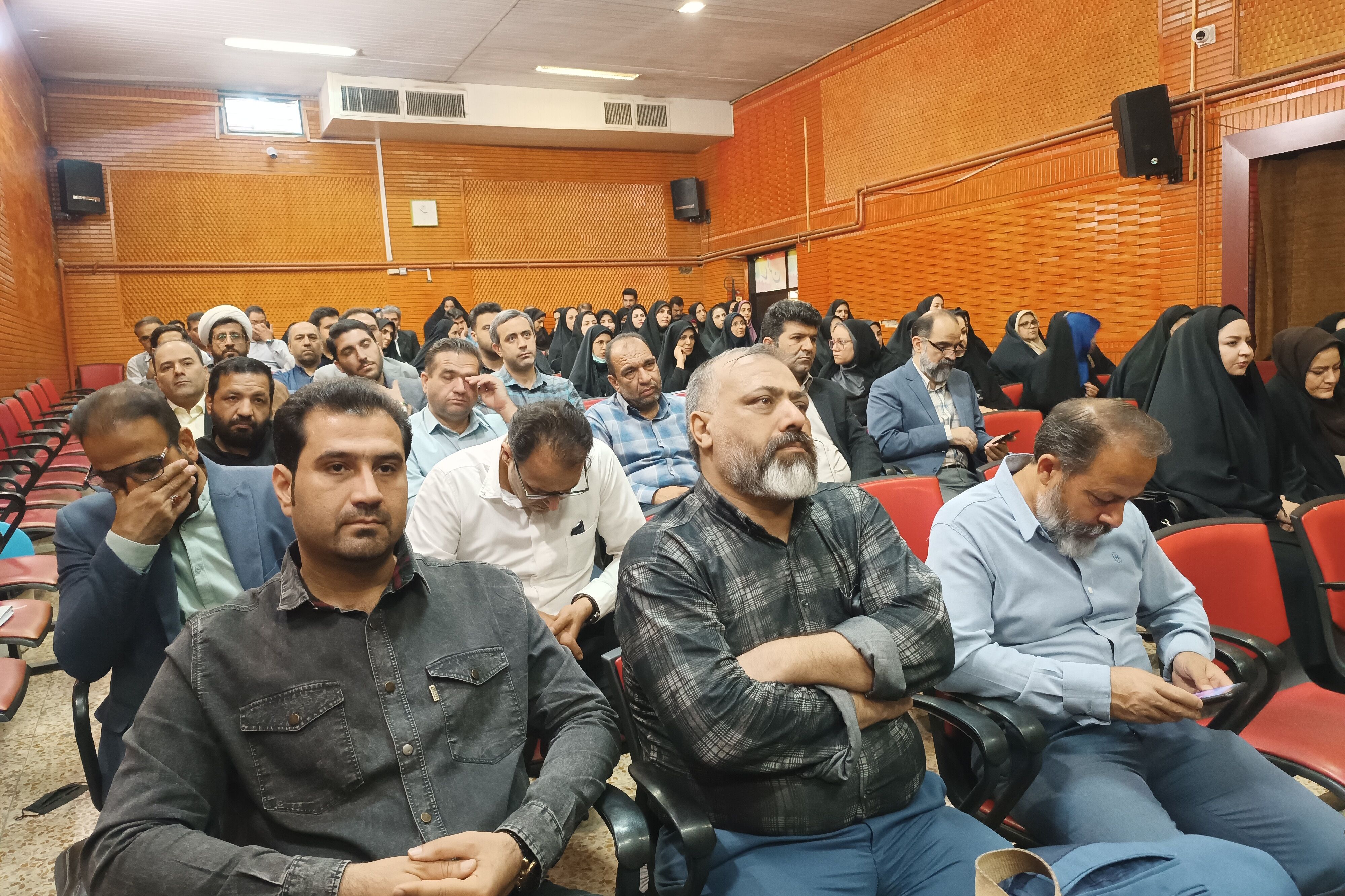 نشست هماهنگی مدیران ورامین برای برگزاری برنامه‌های یوم‌الله ۱۳ آبان