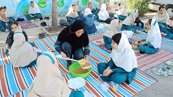روزی شاد در دبستان سمیه کاشمر 