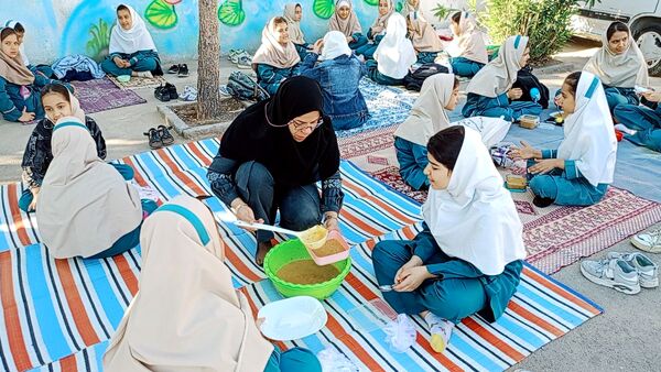 روزی شاد در دبستان سمیه کاشمر 