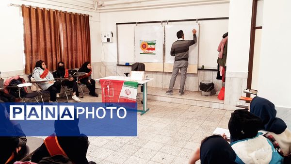 نشست بصیرتی به‌مناسبت دهه فجر در دبیرستان مهین کریمی فارسان