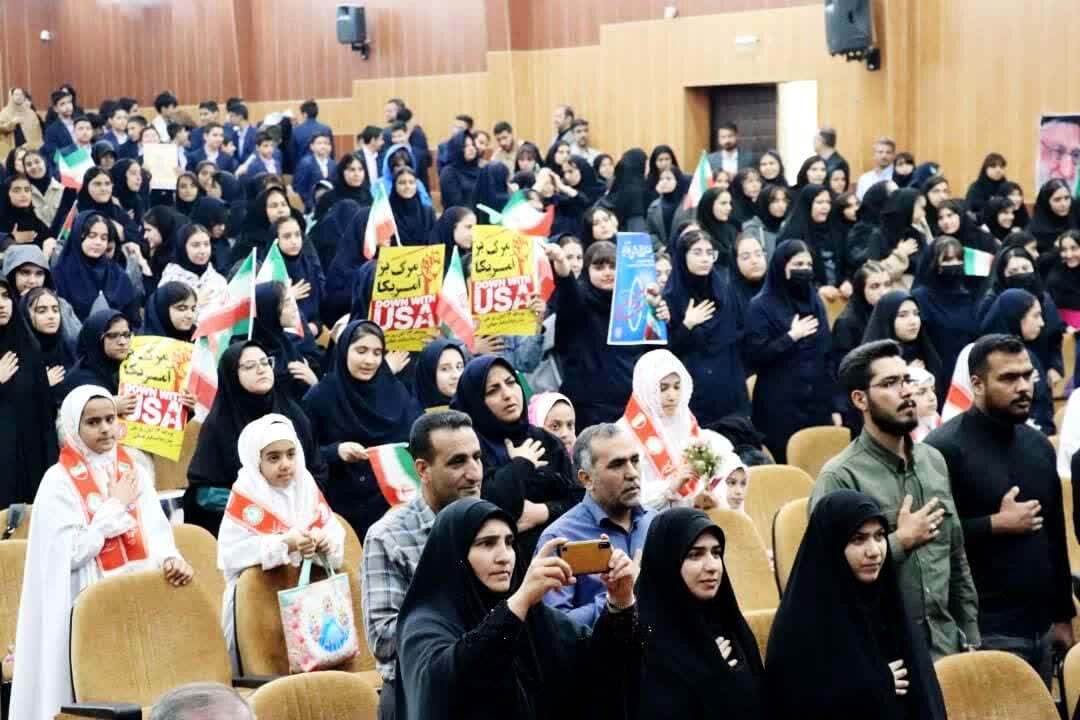 تجمع دانش‌آموزان آموزشگاه‌های شمال غرب شیراز در روز دانش‌آموز