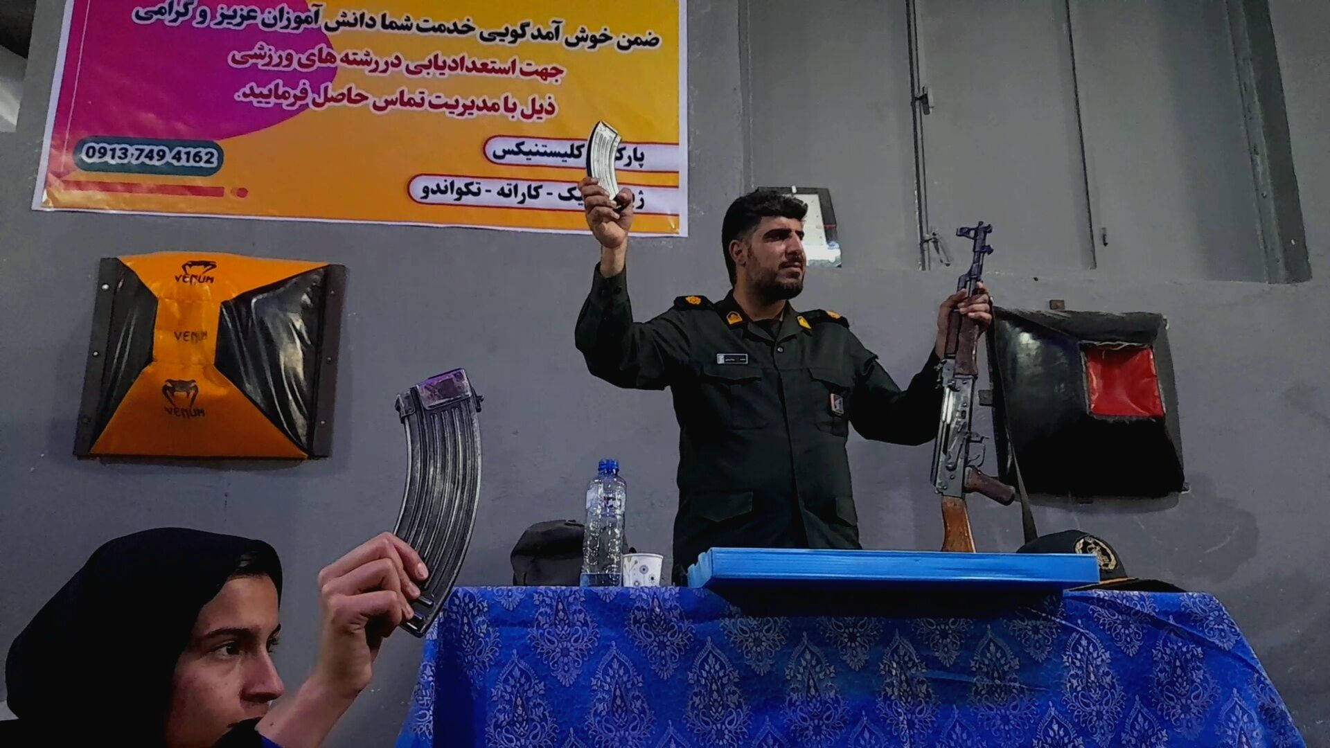 کلاس عملی و مهارت‌محور آمادگی دفاعی در هنرستان دخترانه دانش