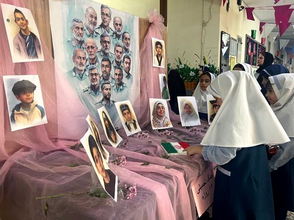 یادبود شهادت دانش‌آموزان شهید جنگ تحمیلی ۱۲ روزه در دبستان المهدی ناحیه 2 کرج 