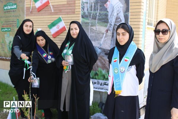 نهال کاری در فاروج به یاد دانش‌آموزان میناب 