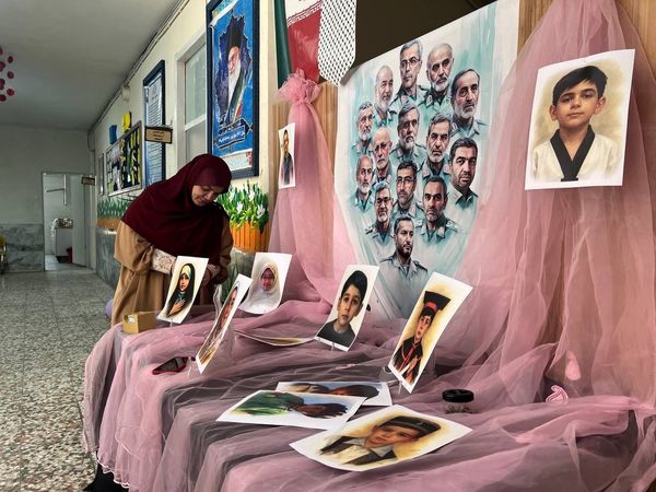 یادبود شهادت دانش‌آموزان شهید جنگ تحمیلی ۱۲ روزه در دبستان المهدی ناحیه 2 کرج 