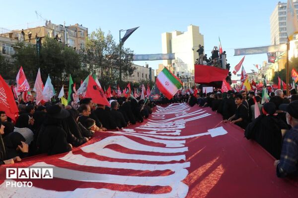مشهد غرق در غم تشییع رهبر شهید