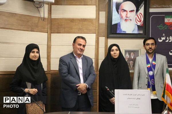 مراسم تقدیر از پیشگامان با حضور جمعی از مسئولان 