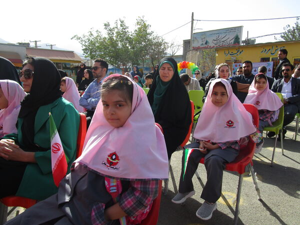 برگزاری جشن شکوفه‌ها در دبستان شاهد شهید سلطانی ناحیه یک کرج