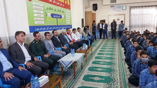 مراسم هفته گرامیداشت پدافند غیرعامل در دبیرستان دور اول صدرا مهریز