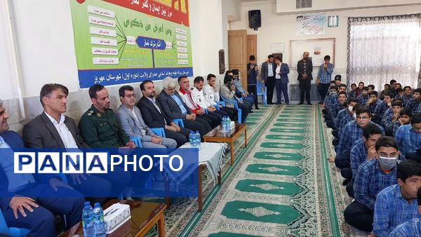 مراسم هفته گرامیداشت پدافند غیرعامل در دبیرستان دور اول صدرا مهریز