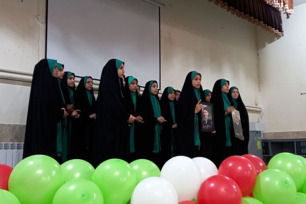 صدای اتحاد و هویت؛ طنین سرود دانش‌آموزان فلارد در رقابتی پرشور