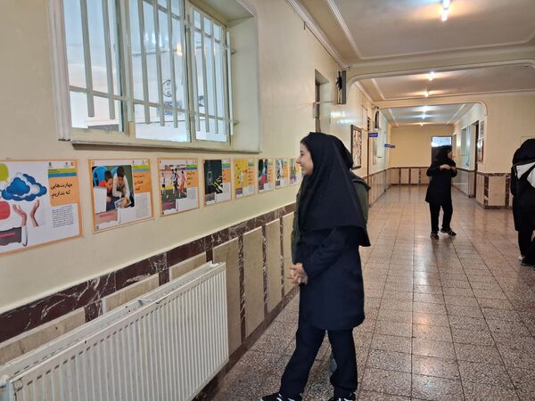 نمایشگاه سیار مدرسه‌ای با عنوان پیشگیری از اعتیاد 