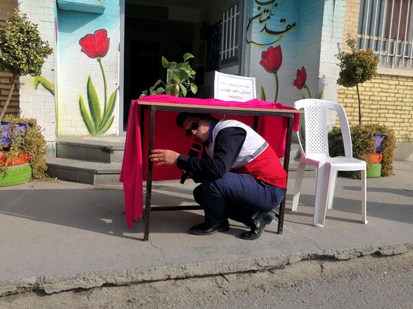  آموزش نحوه پناهگیری وآمادگی برای  مانور زلزله