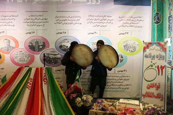 نواختن زنگ انقلاب در مدرسه فاطمه الزهرا(س) فیروزکوه