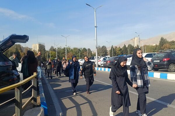 حضور دانش‌آموزان دبیرستان قلم چی ناحیه دو شهرری در نمایشگاه نانو فناوری