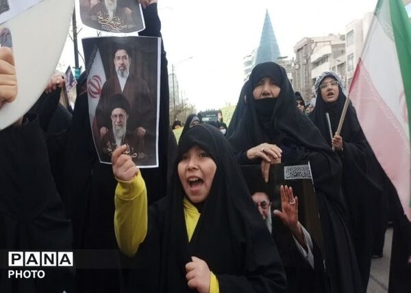 تصاویر حضور مهاجران مسلمان در مشهد؛ همبستگی با ملت ایران در سوگ امام خامنه‌ای (ره)