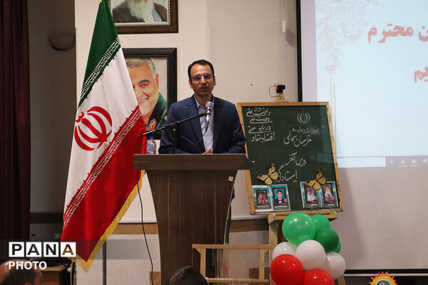تقدیر از منتخبین حوزه ابتدایی توسط مدیر کل آموزش پرورش 