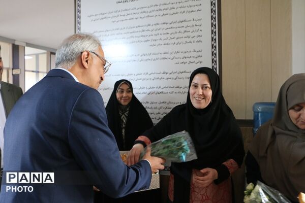 شاخه ای گل؛ هزاران قدردانی