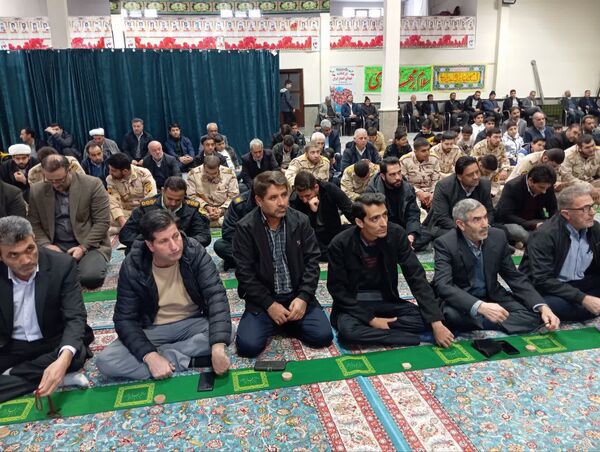 دانش‌آموزان پیشتاز در سنگر نمازجمعه خداآفرین