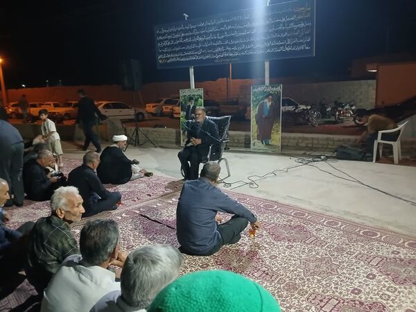 مراسم شبی با شهدا در محل گلزار شهدای روستای بزنجرد شهرستان خلیل‌آباد