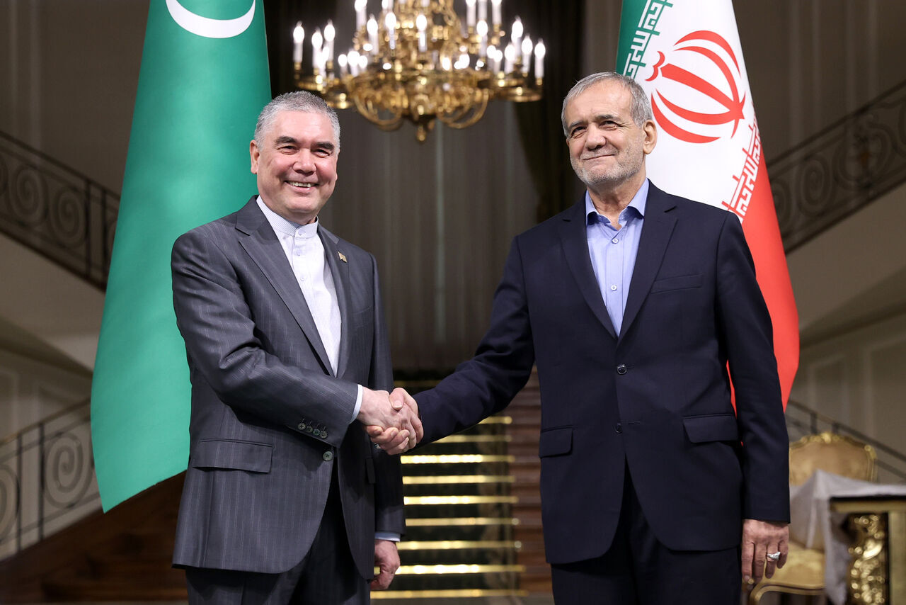 ایران و ترکمنستان ۴ سند همکاری مشترک امضا کردند

