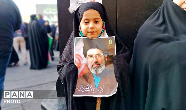 بیعت چشمگیر مردم با رهبر جدید انقلاب 
