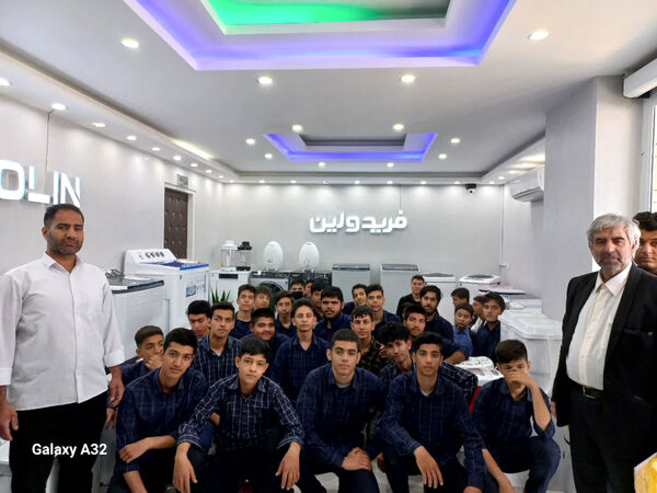بازدید دانش‌آموزان هنرستان ثامن الائمه قم از کارخانه فریدولین