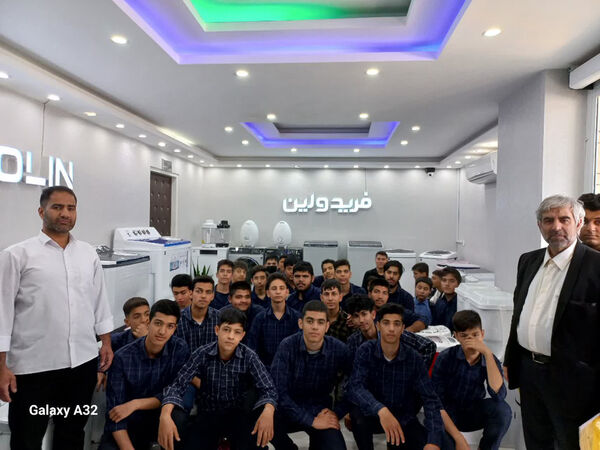 بازدید دانش‌آموزان هنرستان ثامن الائمه قم از کارخانه فریدولین