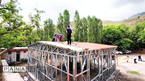 عملیات نصب سقف آموزشگاه های شهرستان مرزی کلات 