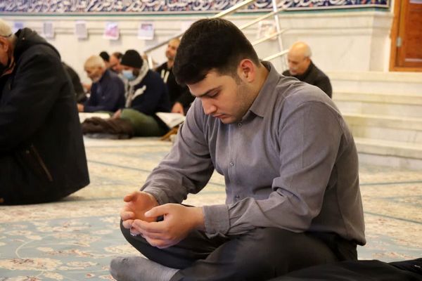 مراسم قرائت دعای ام داوود در امامزاده سید عباس بن موسی (ع) در بجنورد 