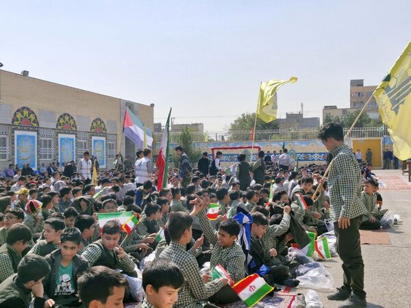 اجتماع دانش‌آموزان ابتدایی پسرانه امام رضا(ع) واحد ۸ در حمایت از عملیات وعده صادق ۲ 