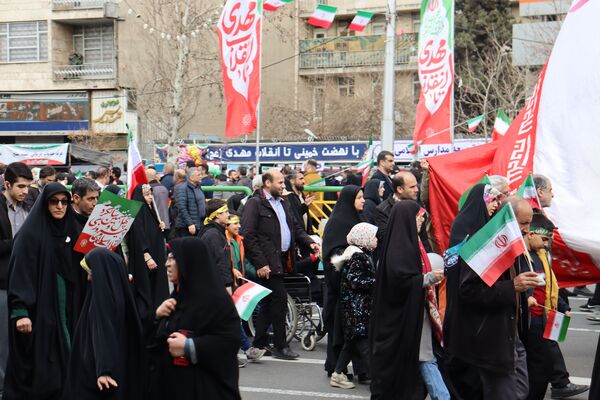 ٢٢ بهمن؛ روزى که دلها با قدم‌‌ها یکى میشود
