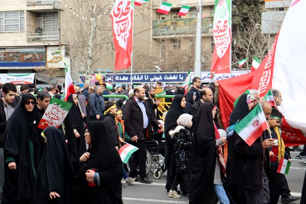 ٢٢ بهمن؛ روزى که دلها با قدم‌‌ها یکى میشود