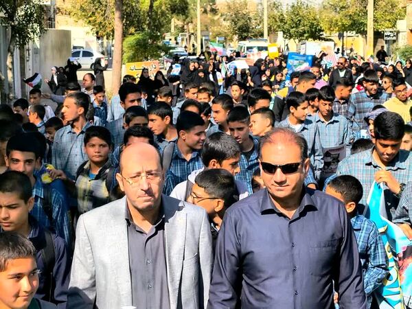 حضور پررنگ دانش‌آموزان شهر لپویی در راهپیمایی 13 آبان 