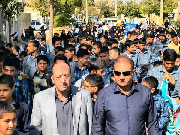 حضور پررنگ دانش‌آموزان شهر لپویی در راهپیمایی 13 آبان 