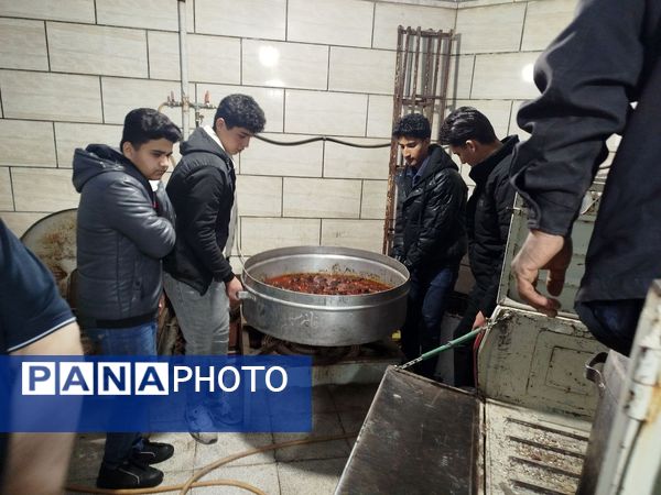 آماده‌سازی غذای افطاری با کمک دانش‌آموزان دبیرستان نمونه آیت‌الله خامنه‌ای 