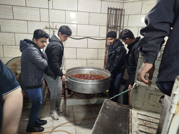 آماده‌سازی غذای افطاری با کمک دانش‌آموزان دبیرستان نمونه آیت‌الله خامنه‌ای 