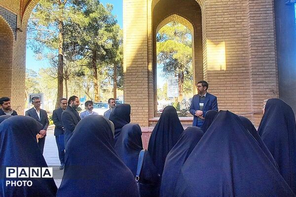 غبار روبی مزار شهیدان رجایی و باهنر با حضور وزیر آموزش و پرورش 
