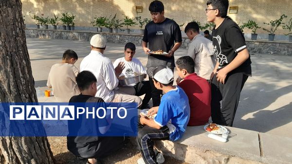 خودکفایی در آشپزی؛ دانش‌آموزان جوجه را از زغال تا سفره رساندند