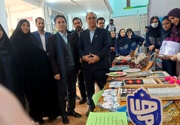 نمایش خلاقیت دانش‌آموزان در نمایشگاه «ماها» در دبیرستان ریحانه