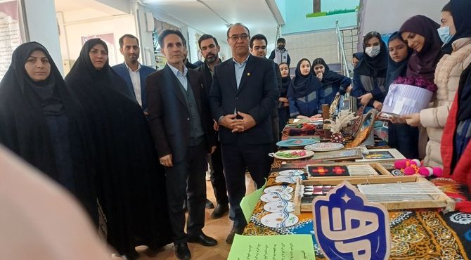 نمایش خلاقیت دانش‌آموزان در نمایشگاه «ماها» در دبیرستان ریحانه