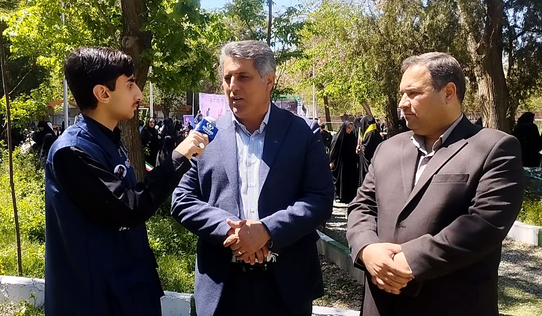 زنگ یادبود شهدای میناب نیز در تمامی مدارس به صدا درآمد