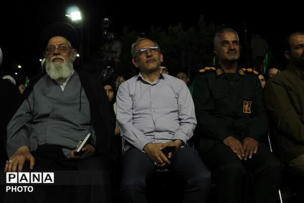تجدید میثاق هنرمندان یزدی با آرمان‌های انقلاب در میدان امام حسین (ع)